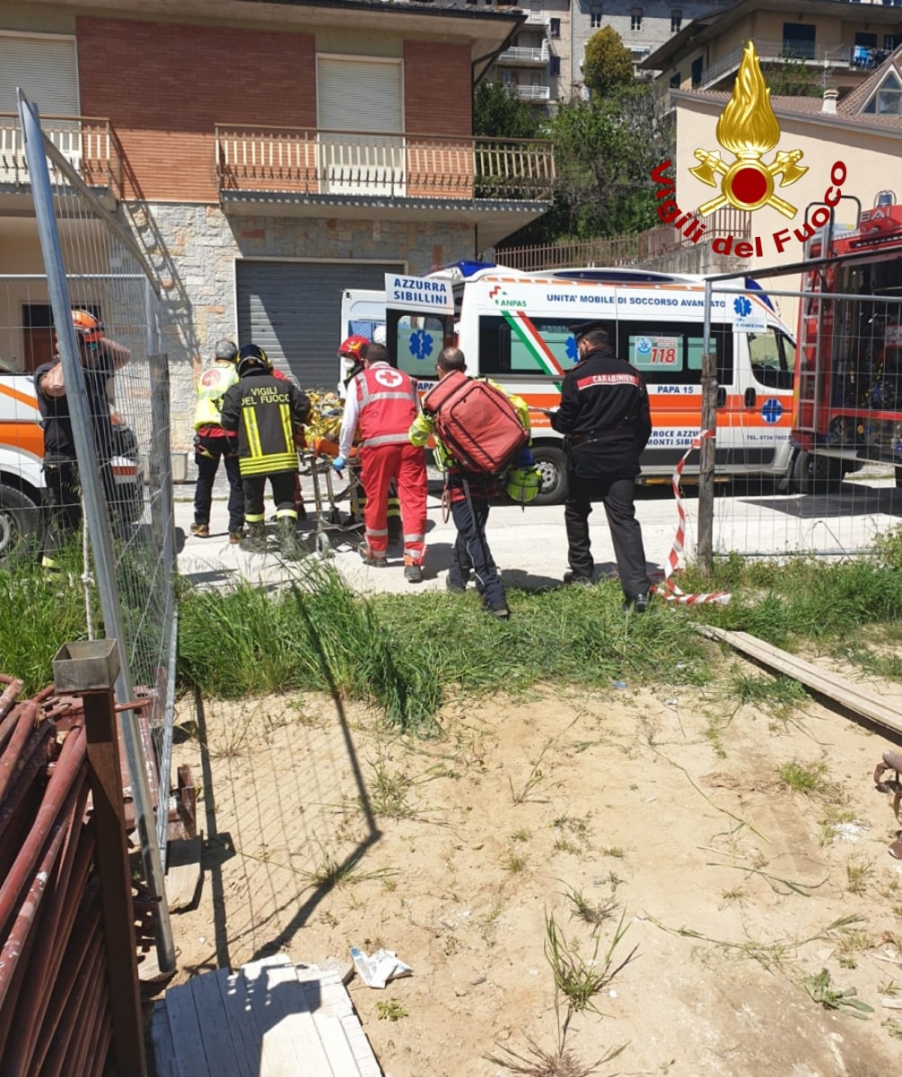 Incidente sul lavoro in un cantiere edile ad Amandola, tre operai caduti da un’altezza di 4 metri