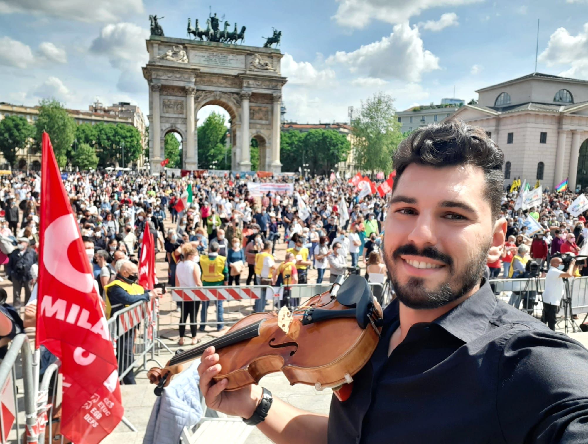 Milano: Il musicista lancianese Gennaro Spinelli apre la manifestazione per il DDL ZAN insieme con Malika Ayane e il senatore Zan