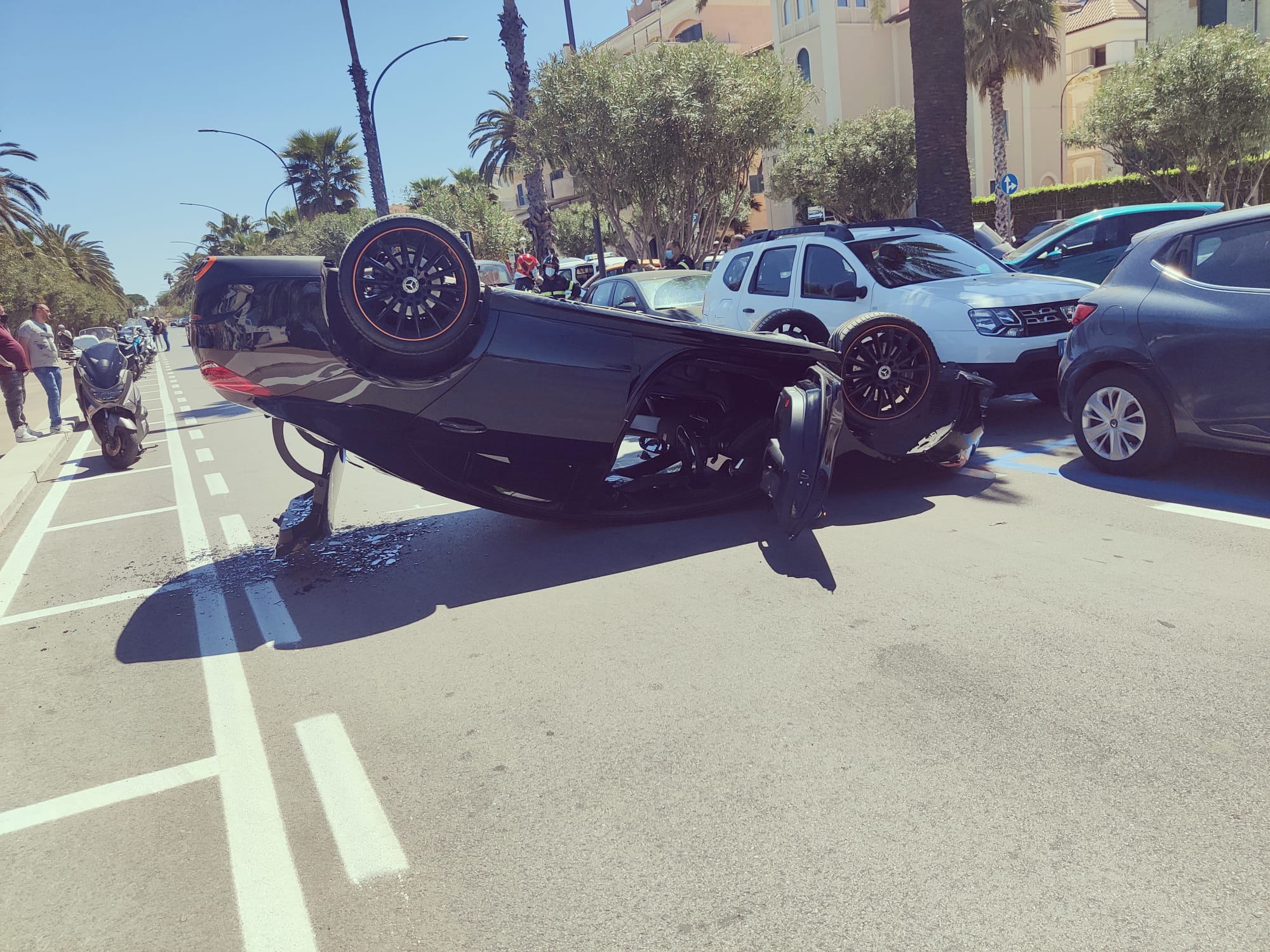 San Benedetto – Auto si ribalta sul lungomare all’altezza dello chalet Federico