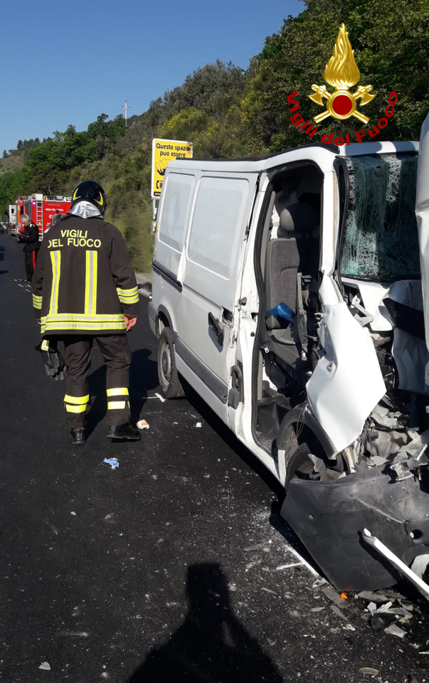 San Severino – Furgone contro camion per l’asfalto, muore operaio 36enne