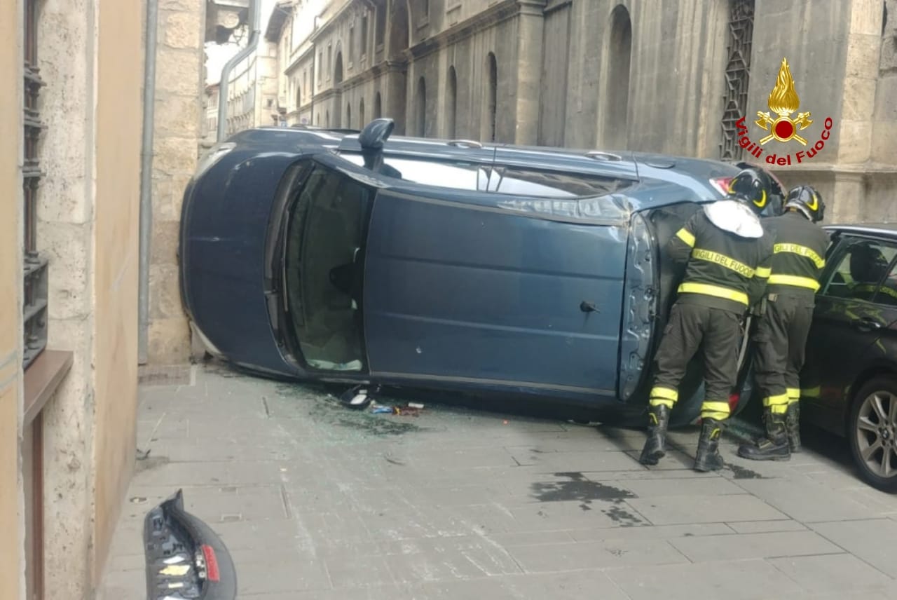 Ascoli, bloccato nell’auto ribaltata in Corso Mazzini