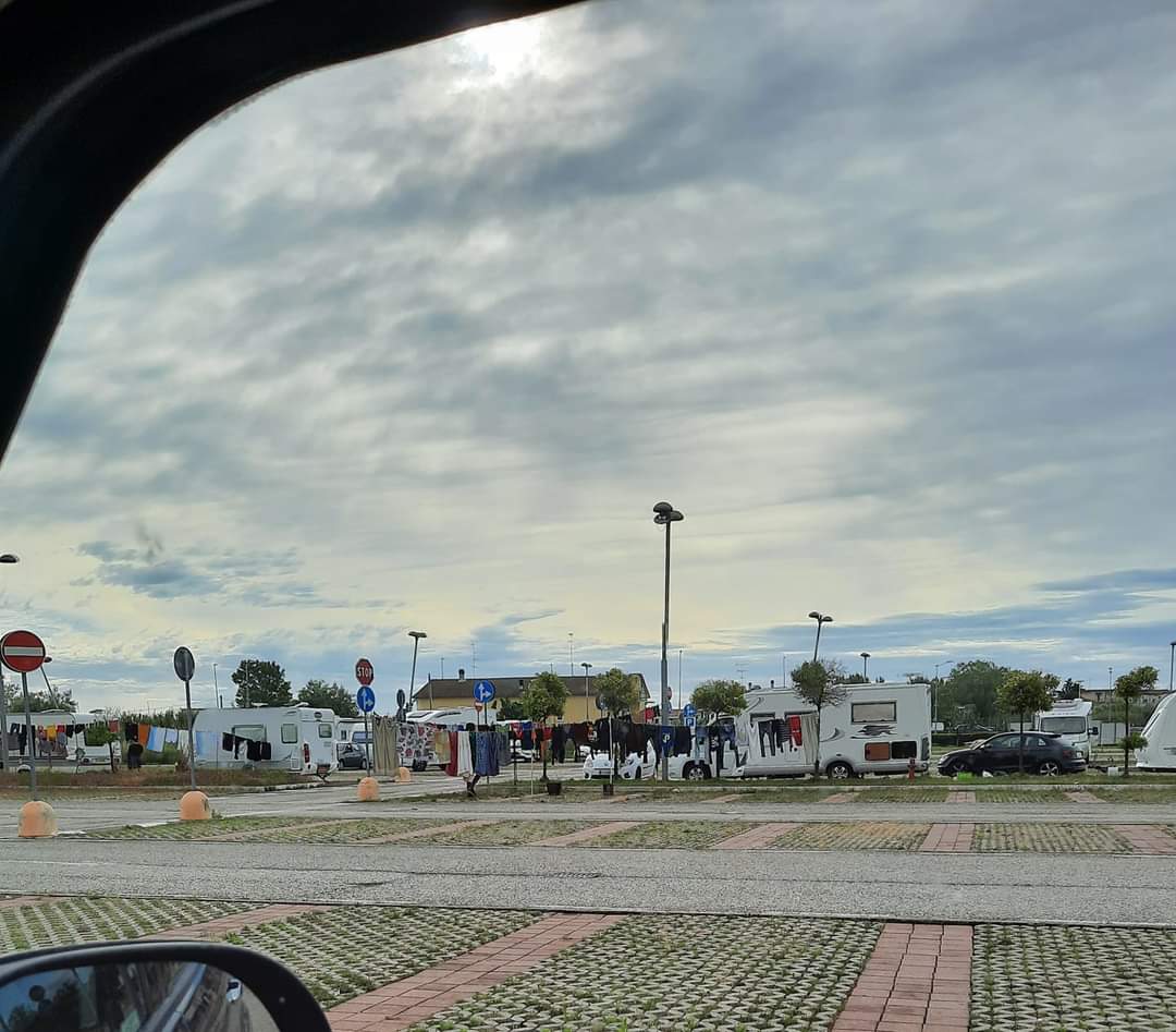 Villa Rosa – Controlli al campo rom nel parcheggio del centro commerciale