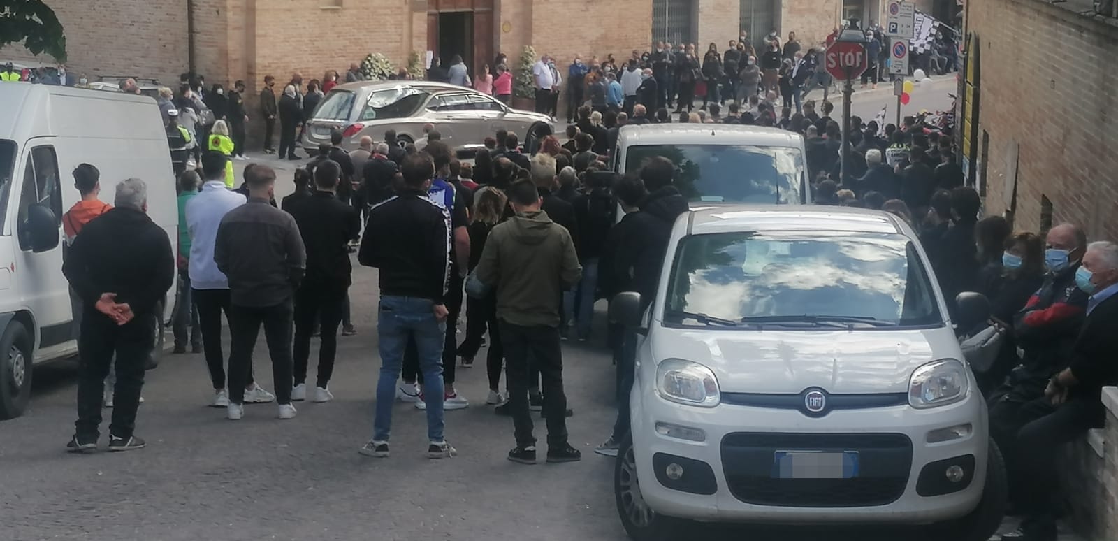 Castignano – Tutto il paese al funerale di Samuele Fabrizi