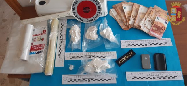 Droga: 2,7 etti cocaina in borsello e armadio, arrestato