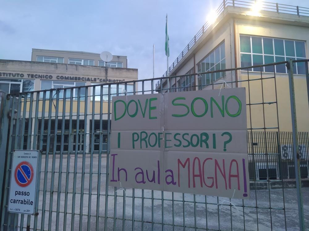 San Benedetto – IIS Capriotti: Ricreazione docenti con catering, gli studenti manifestano