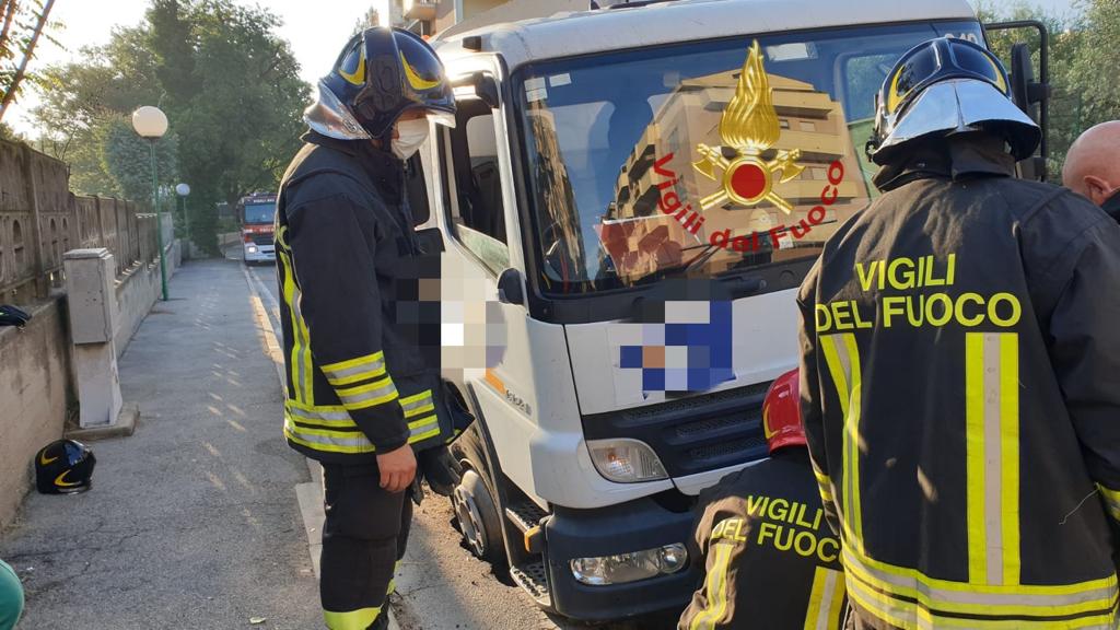 Pescara, vigili del fuoco recuperano mezzo pesante