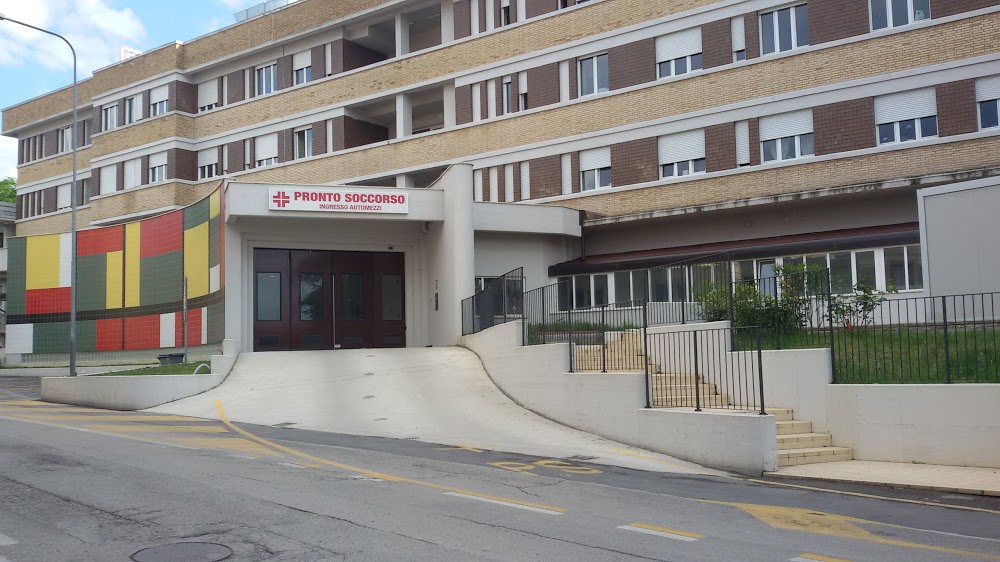 Fermo – Con una siringa sporca di sangue si barrica in Pronto Soccorso, denunciato tossicodipendente