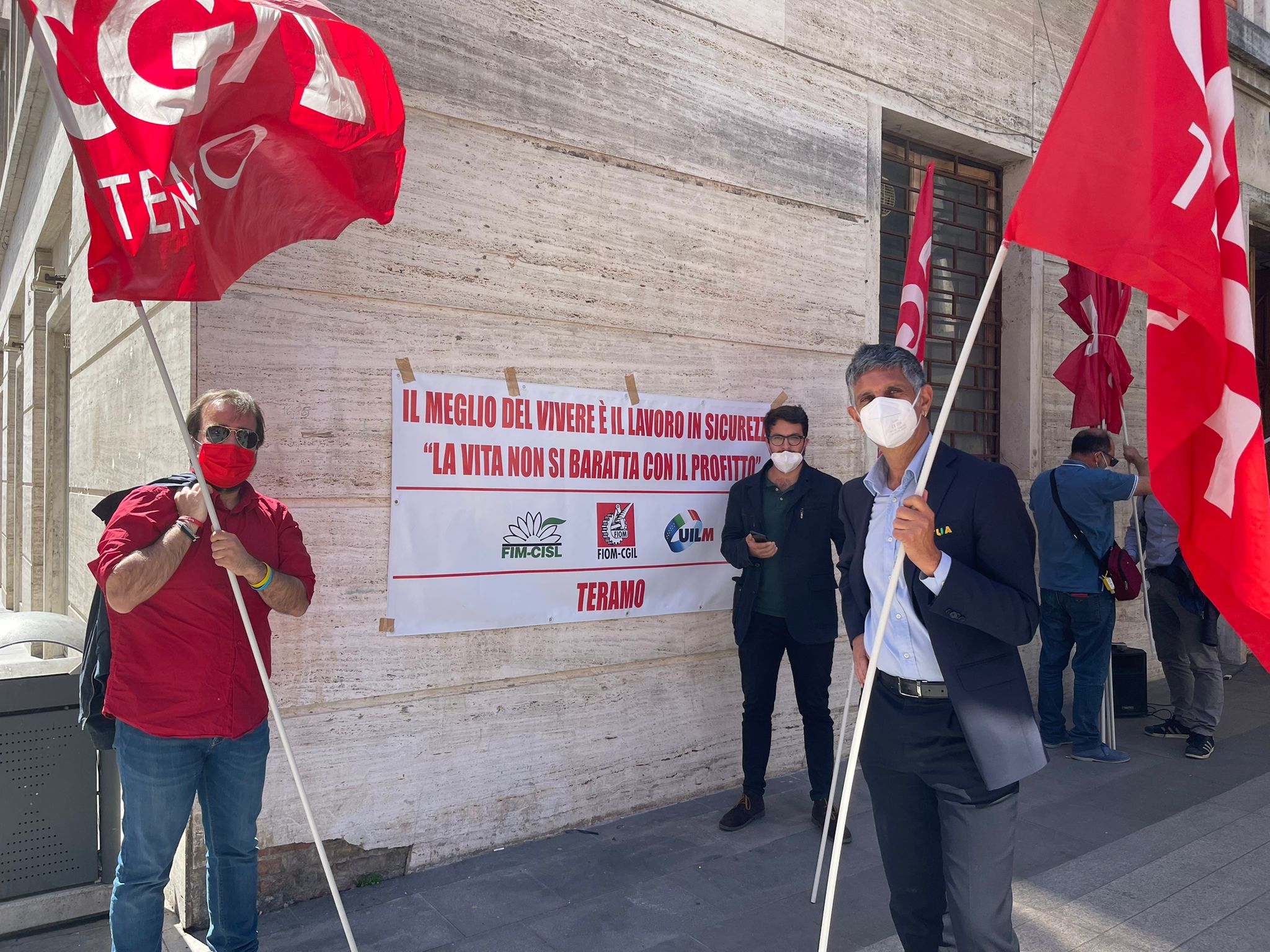 Lavoro: presidio sindacati davanti alla Prefettura di Teramo