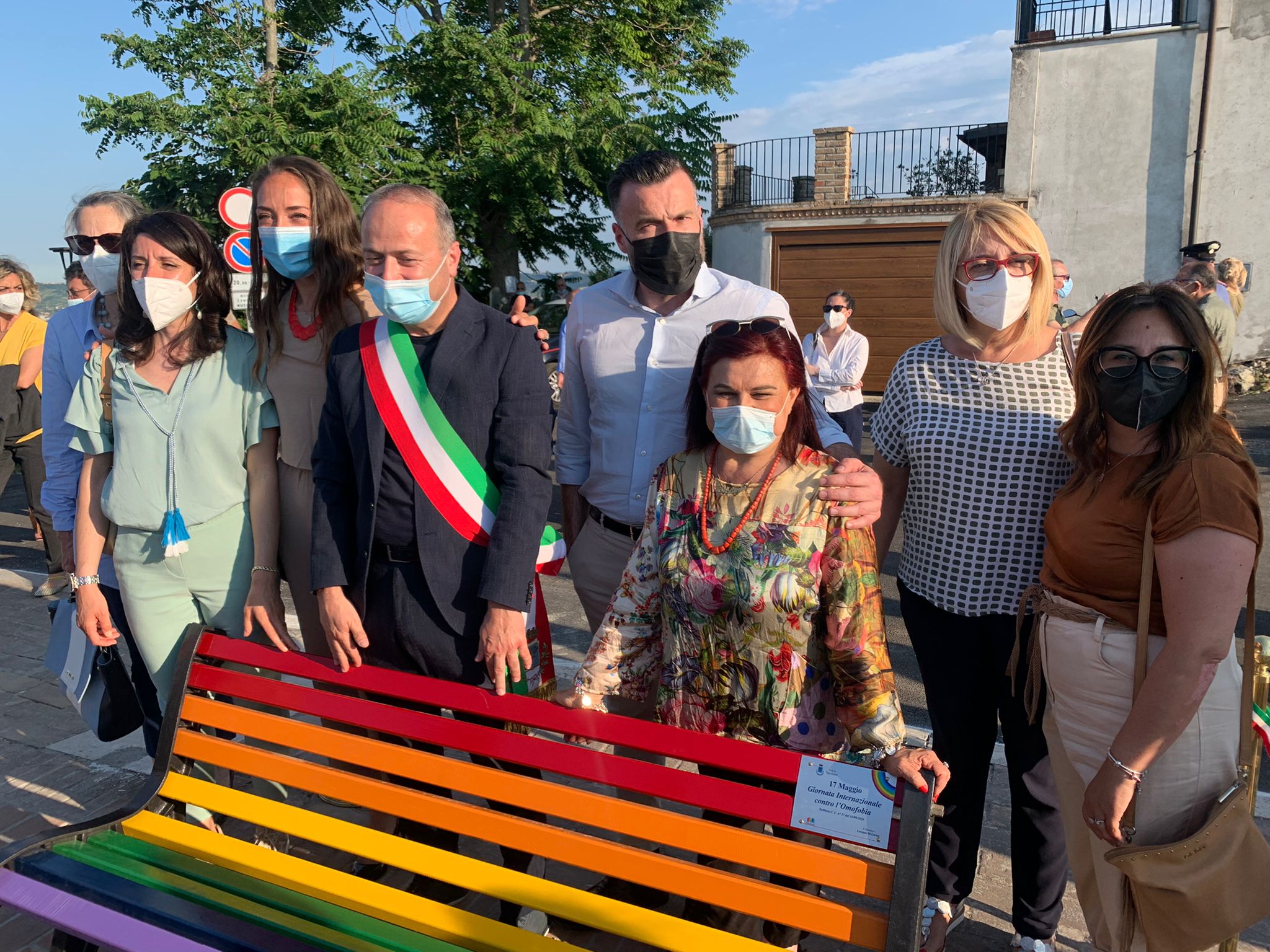 Spoltore: l’Onorevole Alessandro Zan inaugura la panchina arcobaleno sulla terrazza Mare Monti