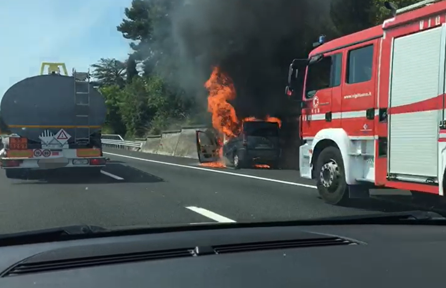 Grottammare – Van divorato dalle fiamme in autostrada