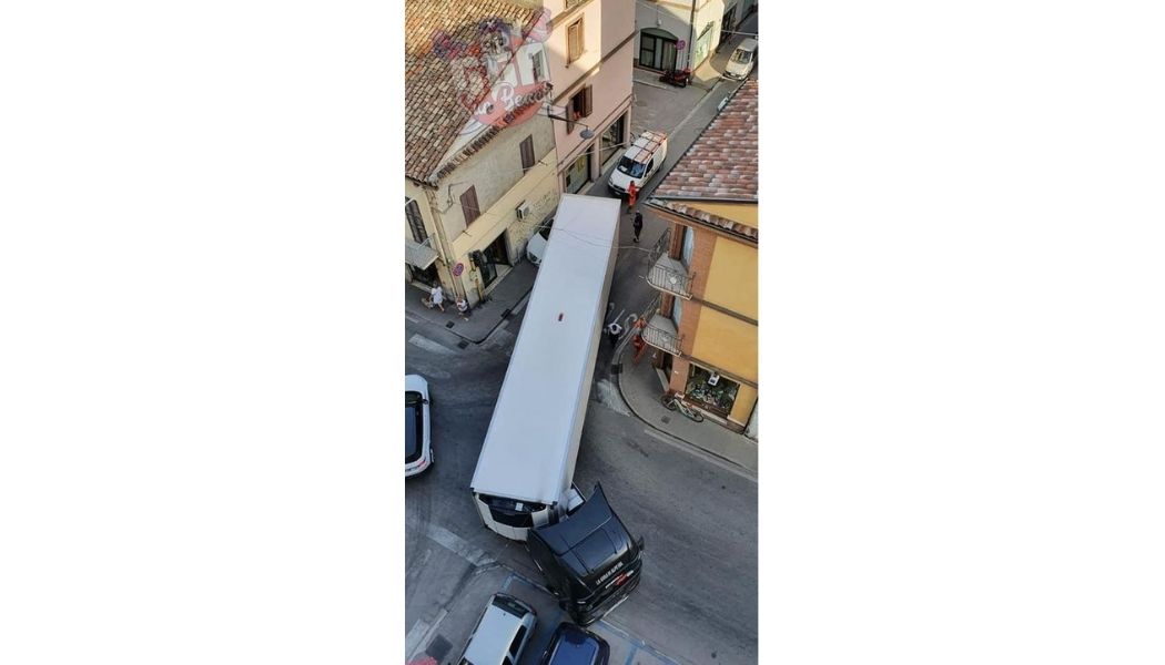 San Benedetto – Tir schiaccia un’auto e blocca l’incrocio di via San Martino
