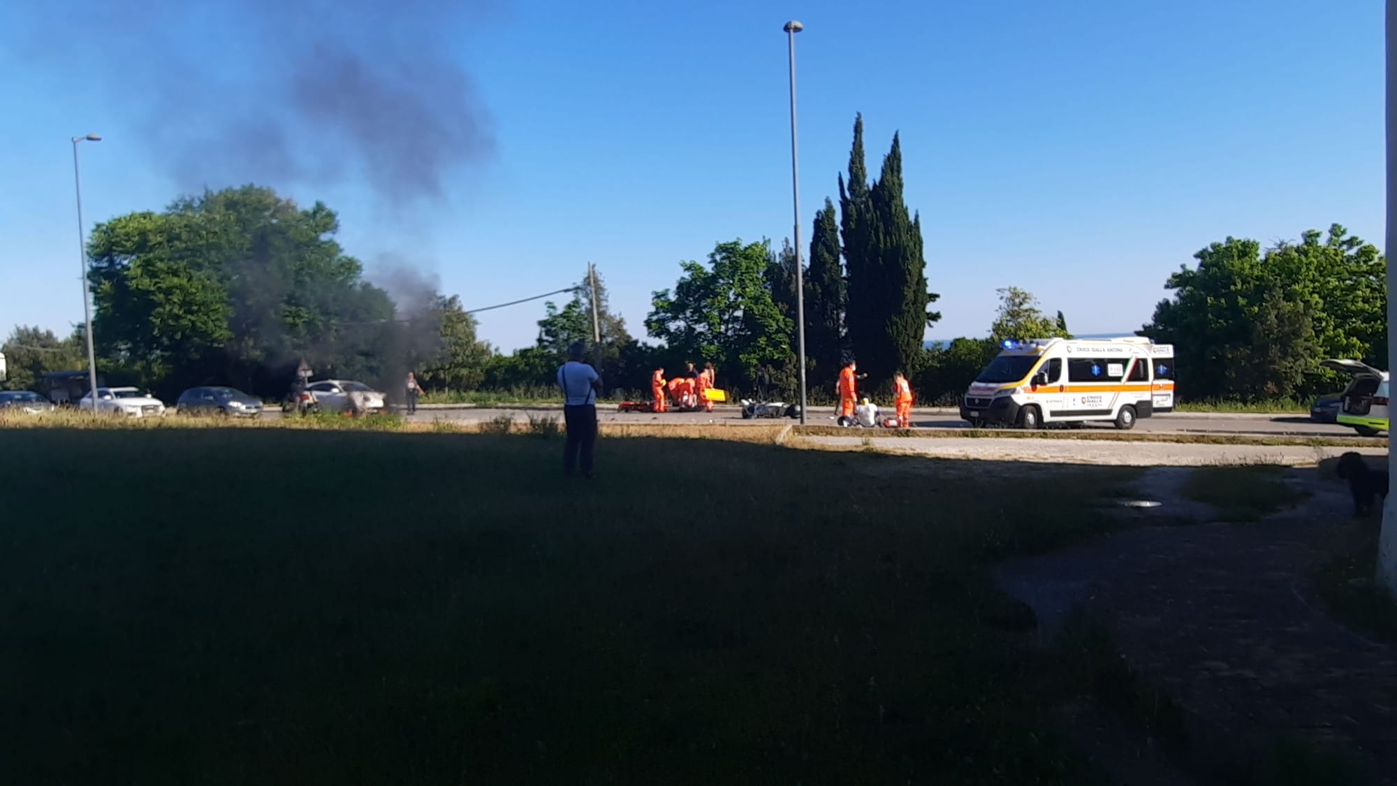 Frontale tra due scooter ad Ancona. Un mezzo va a fuoco. I feriti trasportati all’ospedale