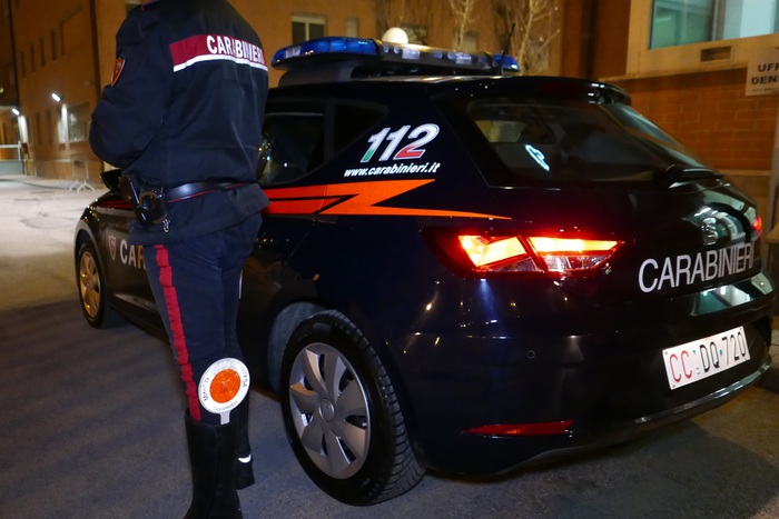 Cupra – Salta su una quindicina di auto in sosta, lo bloccano i carabinieri