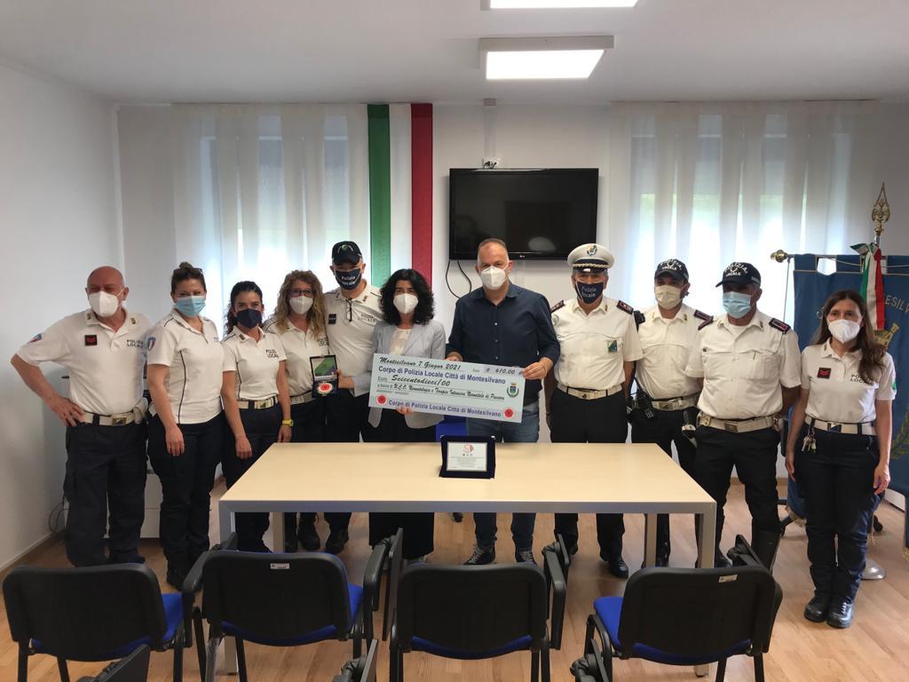 Montesilvano – Il comando della polizia locale dona un assegno al reparto di neonatologia di Pescara