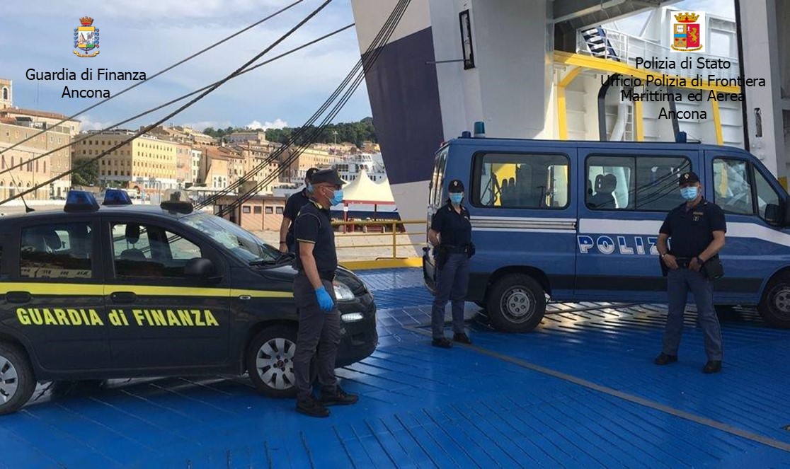 Si nascondevano all’interno di un camion albanese. Scoperti al porto di Ancona 5 clandestini egiziani