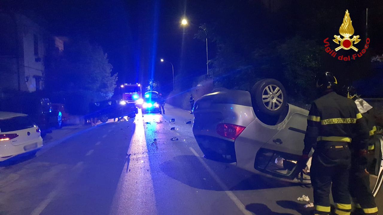 Ascoli Piceno – Incidente stradale nella notte, auto ribaltata