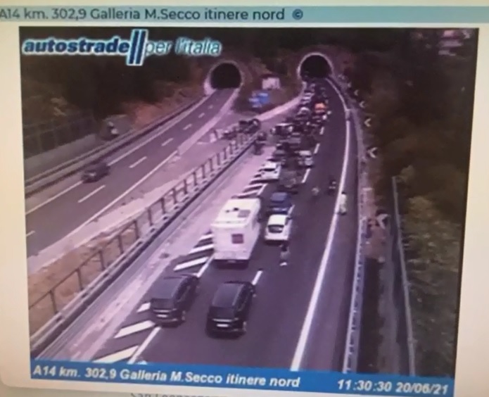 Caos in A14, incidente sotto la galleria di Montesecco