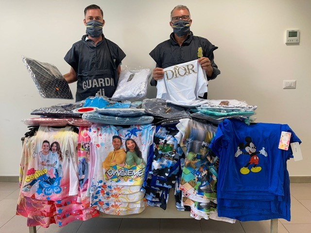 Pescara: sequestrati 5mila capi di abbigliamento contraffatti