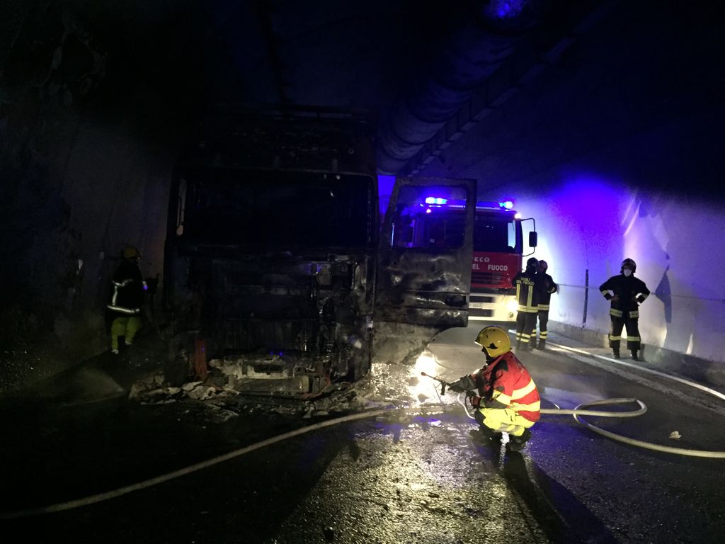 Camion si incendia nella galleria del Gran Sasso, salvo l’autista