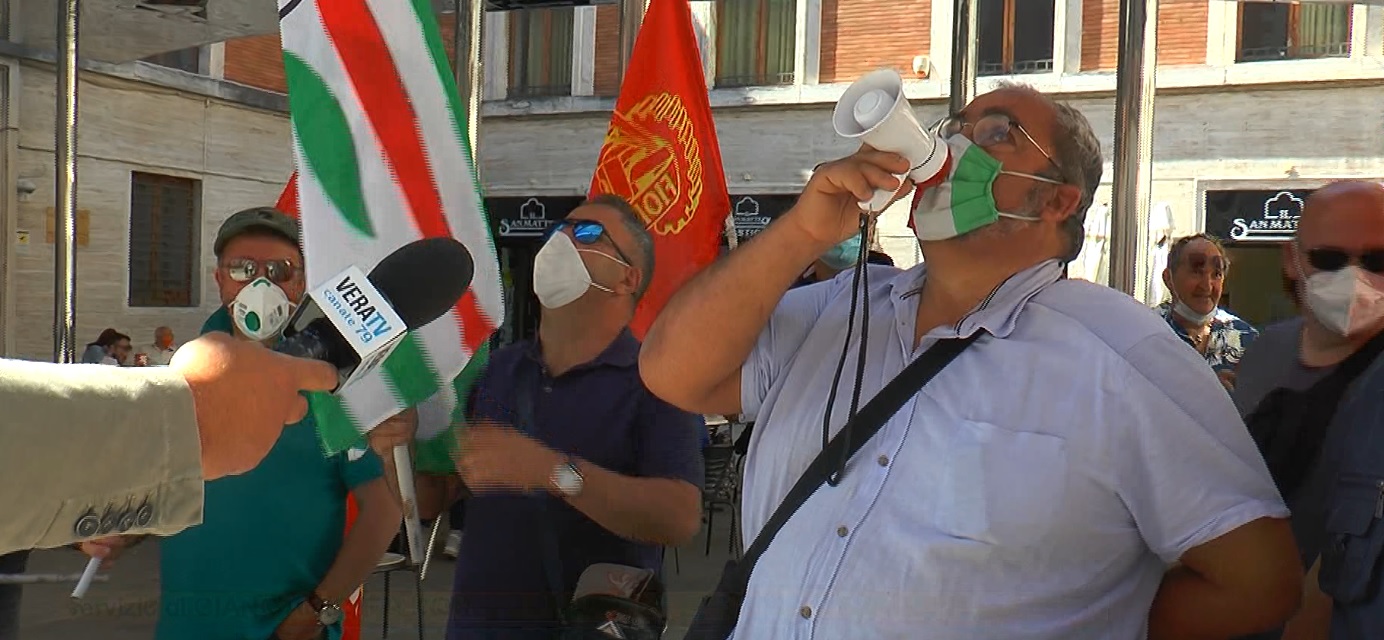 Vertenza Veco – Lavoratori in piazza contro i ritardi della Cig