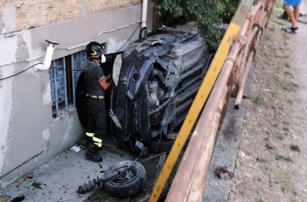 Grottammare – Vola con l’auto e resta incastrata nel fossato, soccorsa 31enne
