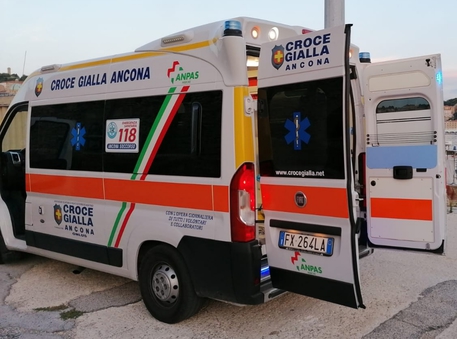 Ancona – Stufo per l’attesa in Pronto Soccorso, ubriaco fugge dall’ospedale sulla sedia a rotelle