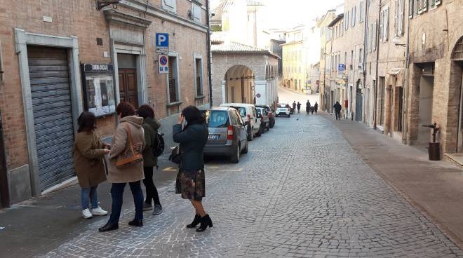 Urbino – Si masturbava davanti alle studentesse, multa da 10mila euro