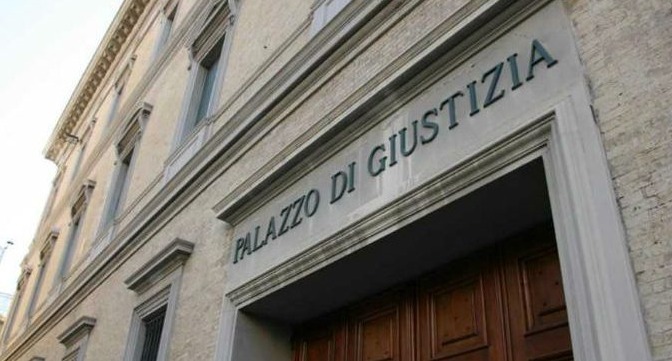 Ancona – Atti sessuali nei confronti dell’alunna di 6 anni, maestro a processo
