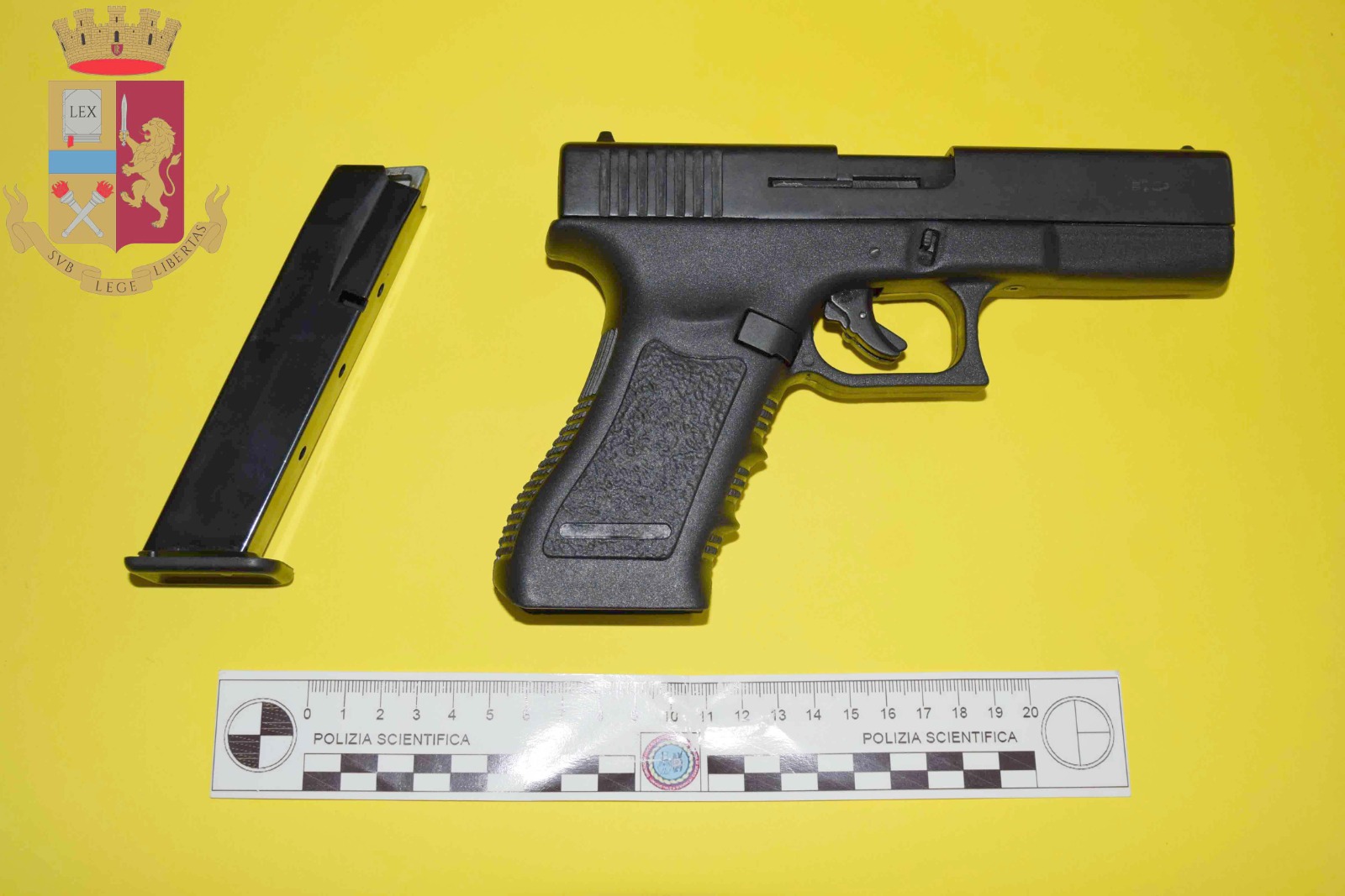 Fermo – Sventola pistola giocattolo modificata, denunciato