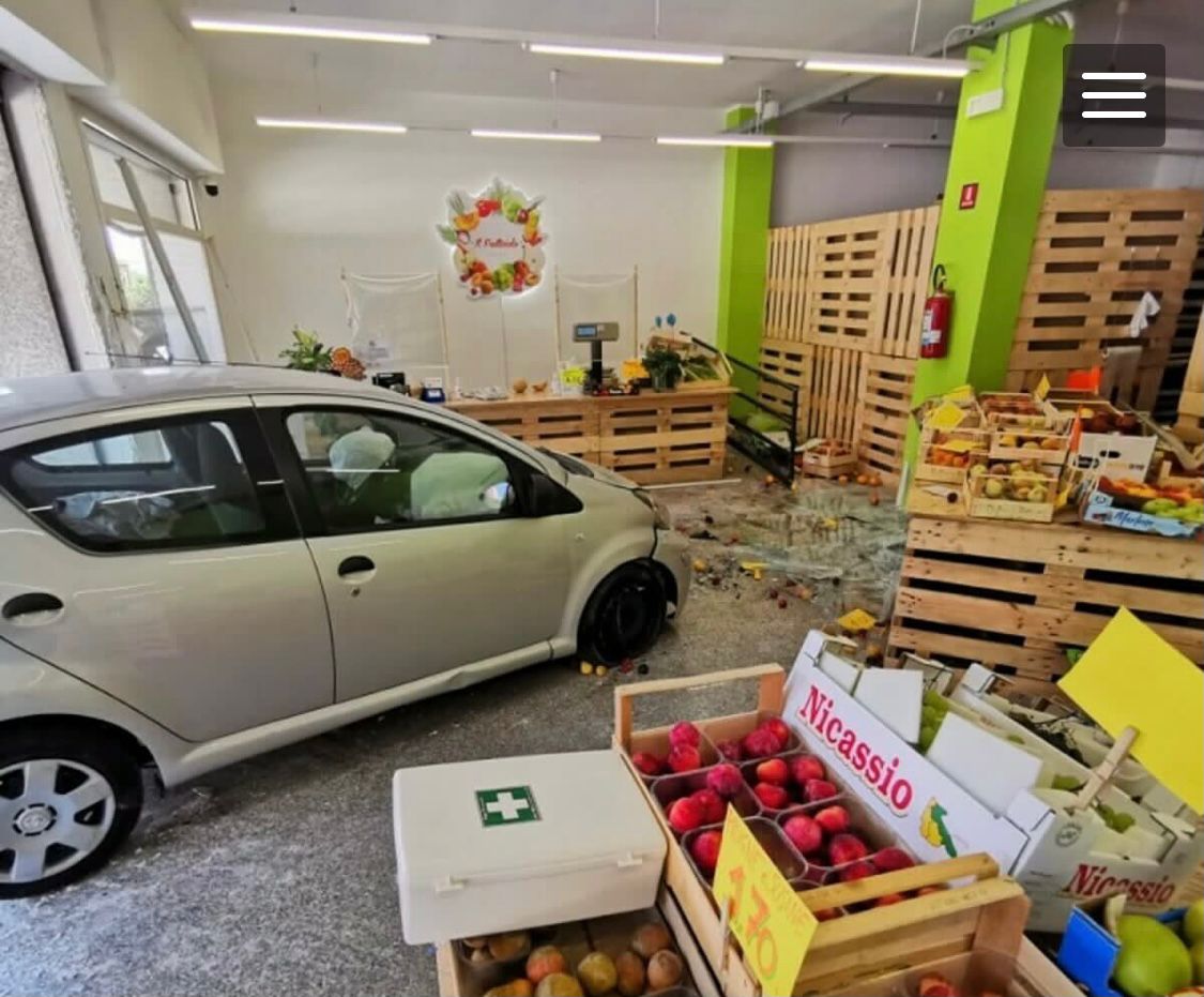 Pescara: tragedia sfiorata, auto finisce in un negozio di frutta e verdura