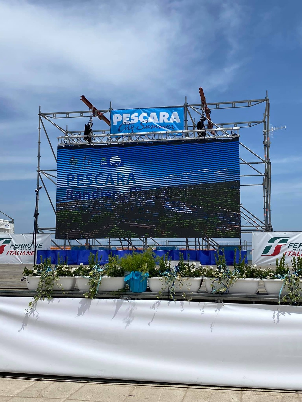 Pescara – Un maxi schermo in piazza sul mare per mille persone