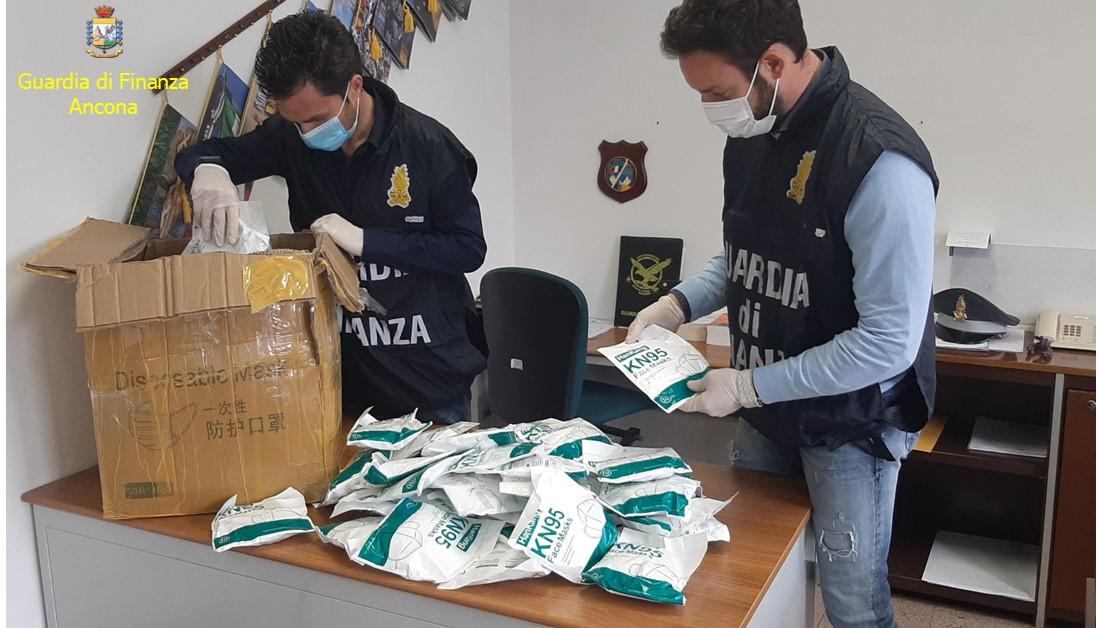 Ancona – Finanza sequestra 500mila mascherine non sicure e mezzo milione, 9 denunce