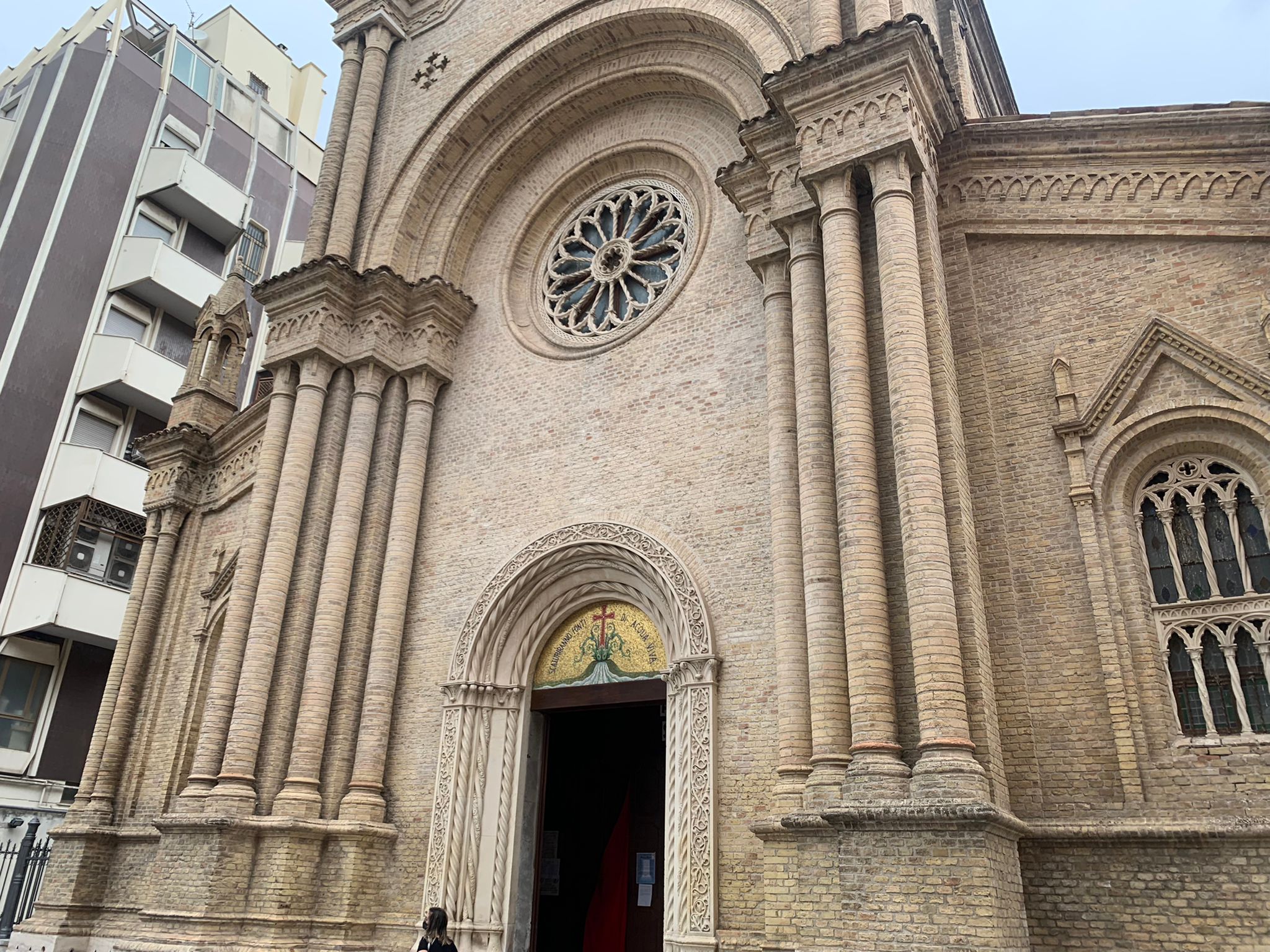 Falso allarme bomba in chiesa Pescara, evacuati negozi