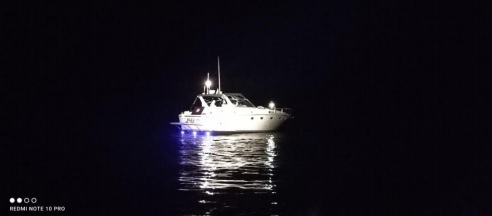 Ancona – Yacht si incaglia sullo Scoglio del Trave, grosso spavento per l’equipaggio