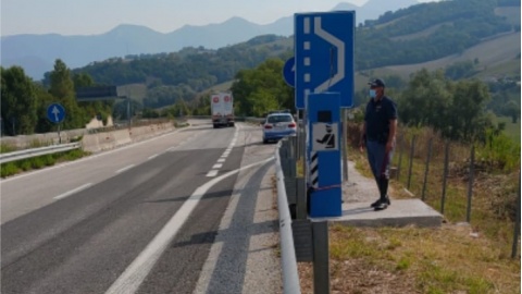 Ancona – Andava a 150 km/h sulla Statale 76, 845 euro di multa e patente sospesa