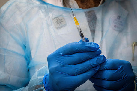 Da oggi sospensione per cinque operatori sanitari non vaccinati