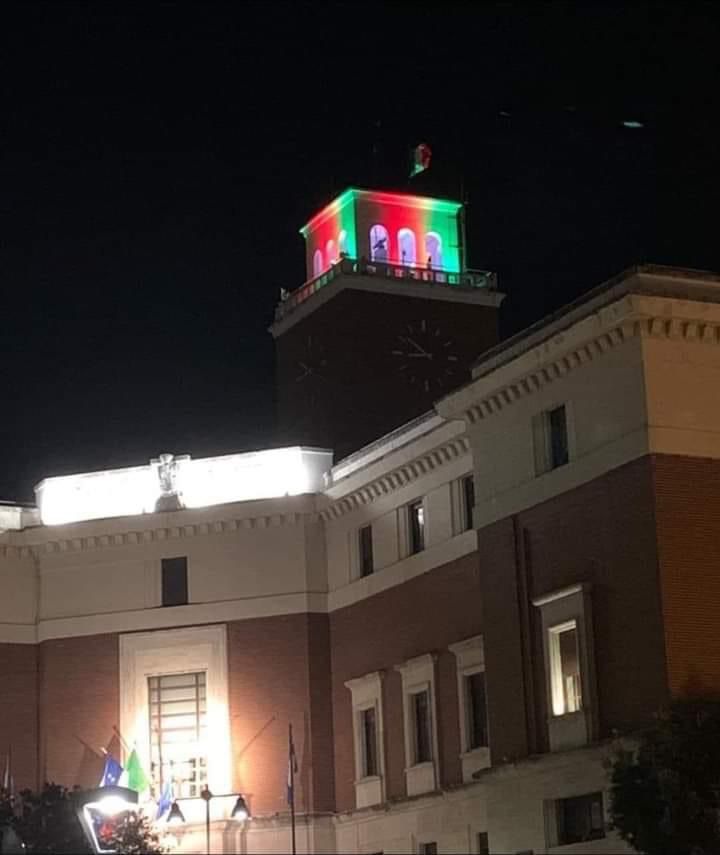 Pescara: la torre civica si illumina con i colori dell’Afghanistan per rendere omaggio alle vittime innocenti