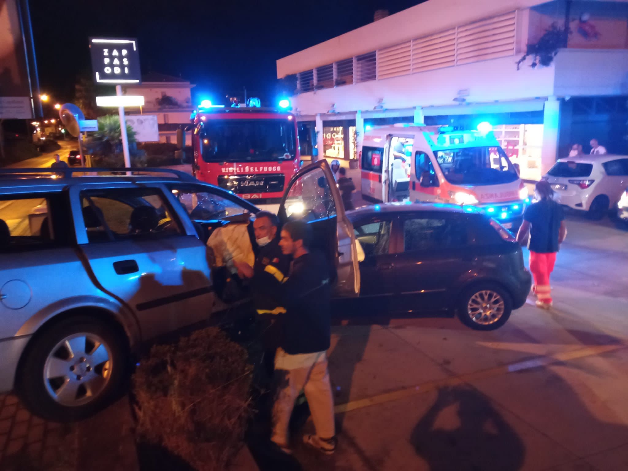 San Benedetto – Incidente lungo la Statale 16, auto finisce in un parcheggio