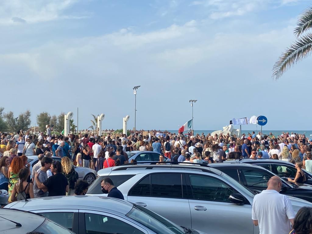 Pescara: no al green pass, protestano in 200 ma la polizia blocca il corteo