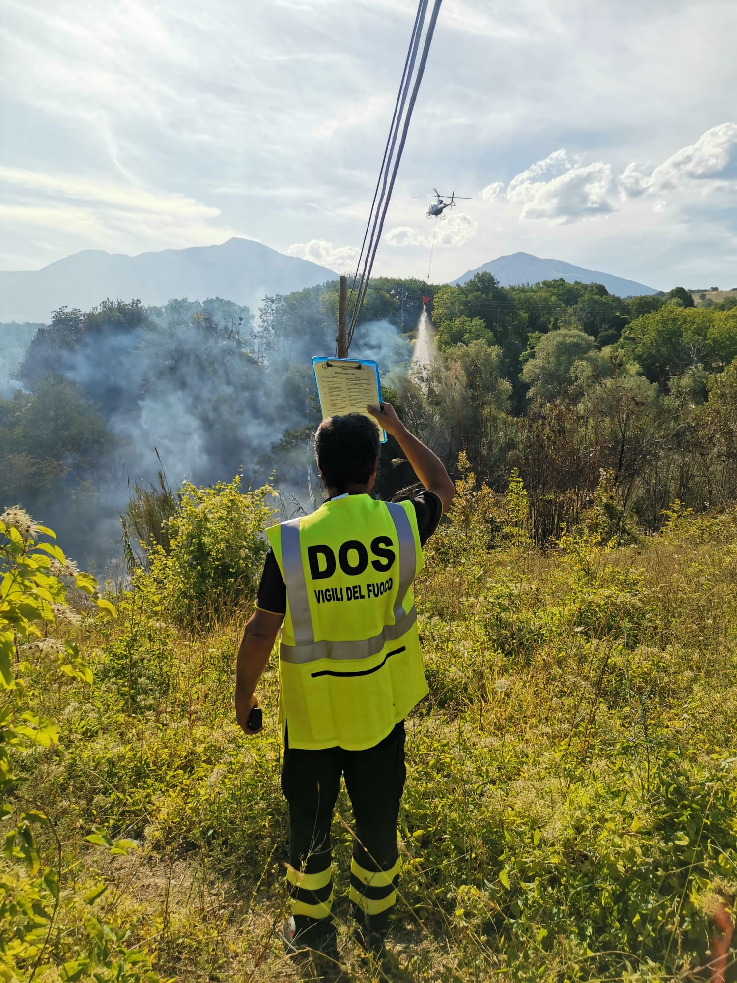 Campli – In fiamme 5 ettari di bosco e sterpaglie nella zona Piancarani, elicottero in azione