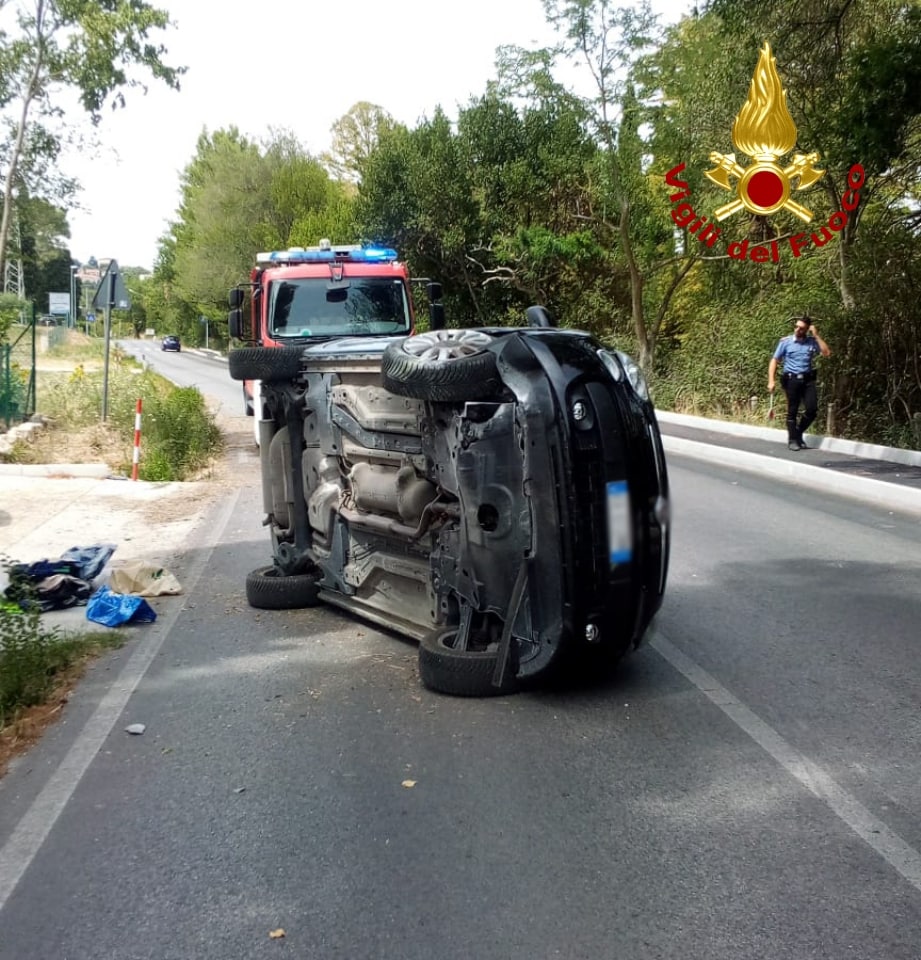 Osimo – Auto si ribalta, ferita la donna al volante