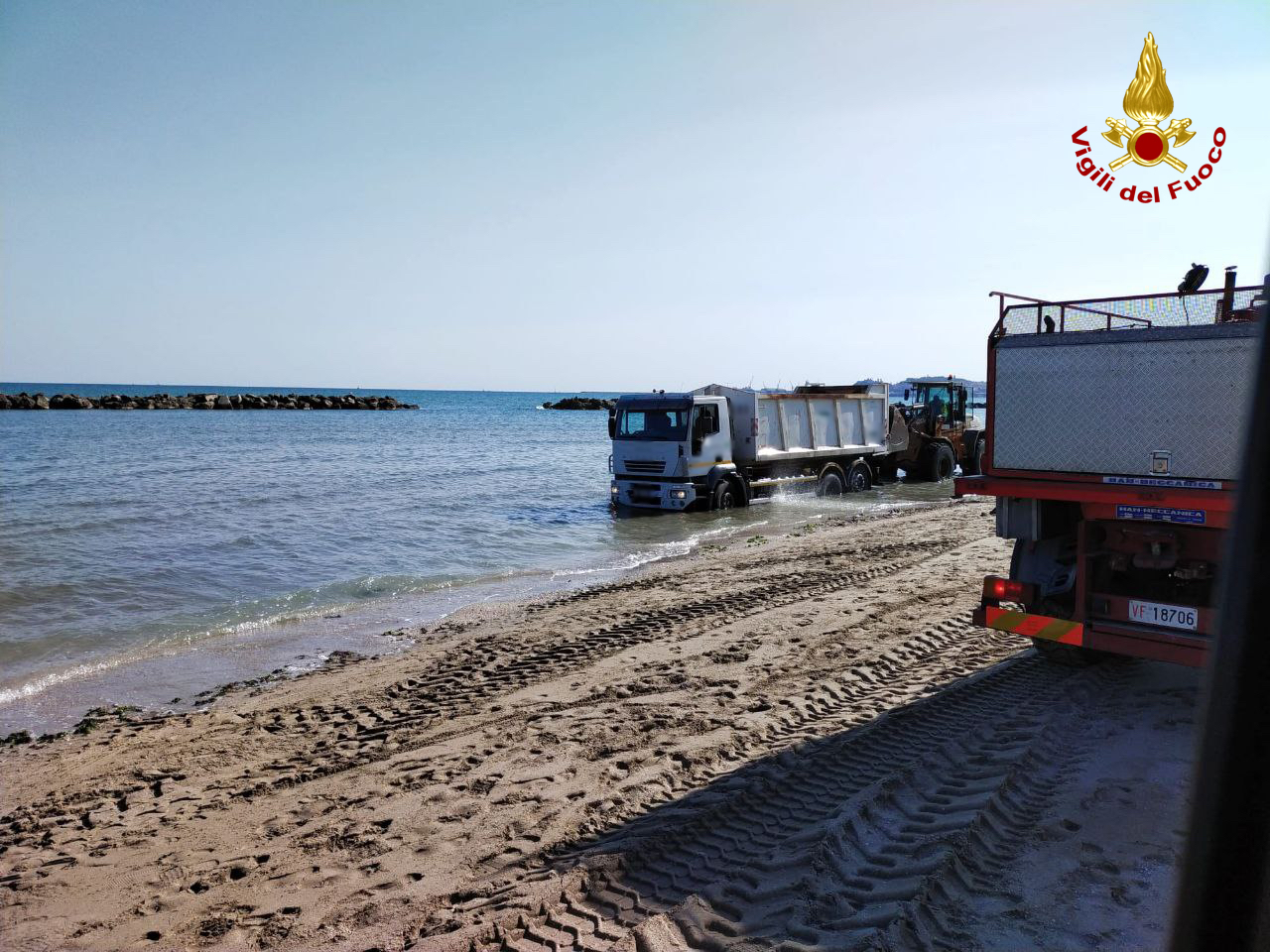 Ancona, recuperato un autocarro impantanato sulla spiaggia per l’alta marea