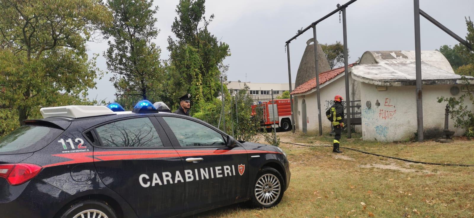 Falconara, i carabinieri spengono un incendio di capannina al parco