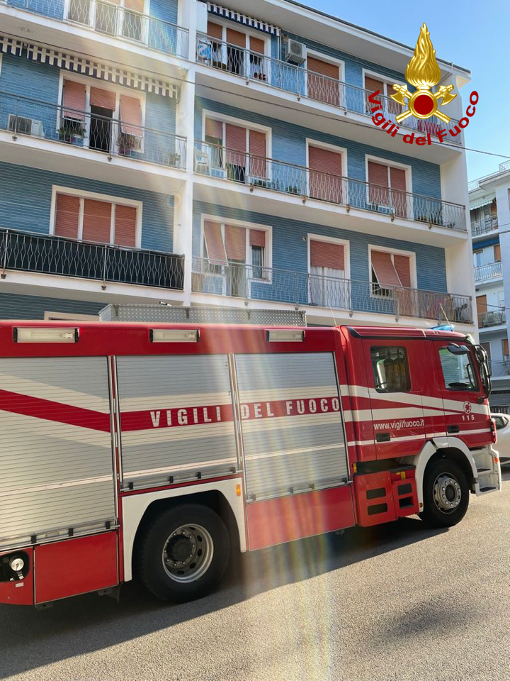 Ancona, incendio in un appartamento. Evacuate quattro famiglie