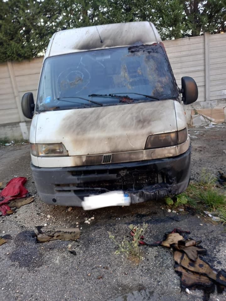 Pescara: veicolo in fiamme al Ferro di Cavallo