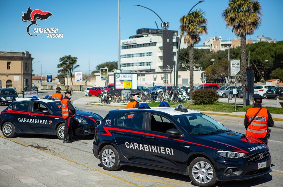 Monteporzio, tenta di rubare un’auto ed aggredisce i carabinieri. Arrestato un 29enne