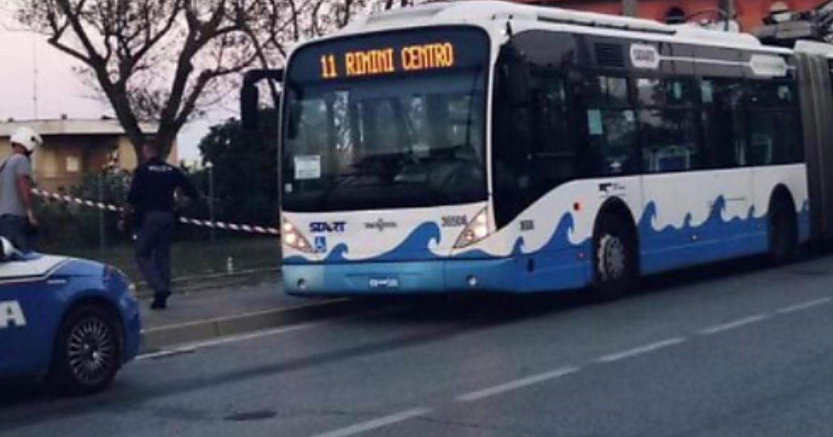 Accoltellamento sul bus a Rimini, anche una pesarese tra i feriti