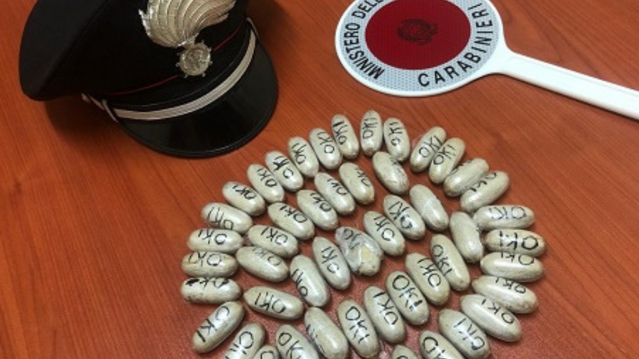 Oltre 50 ovuli di eroina nello zaino, arrestato 26enne