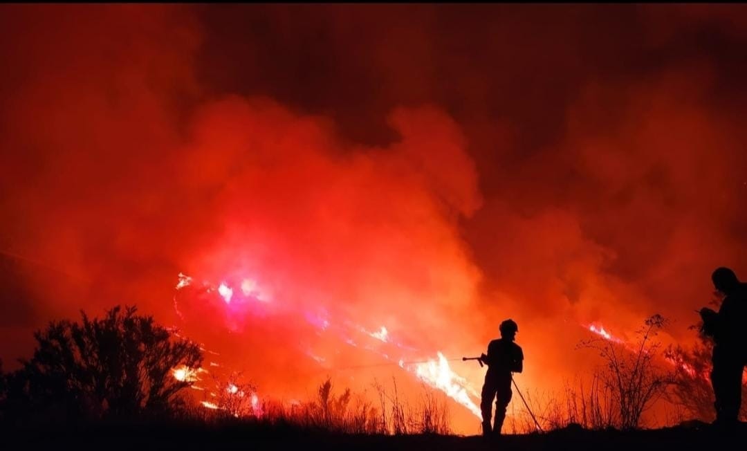 Castellato – Grosso incendio nella notte, sul luogo anche un elicottero