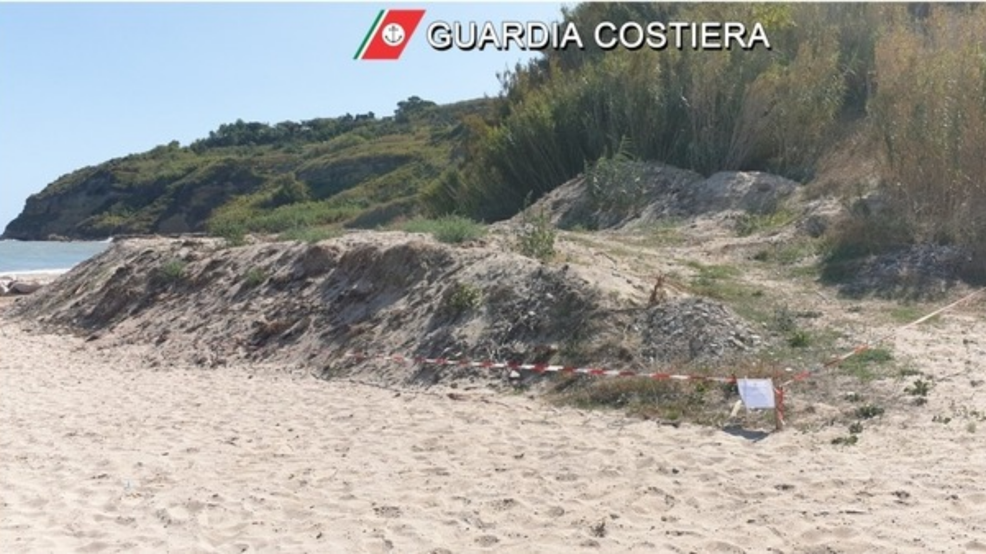 Spiaggia libera ma carica di rifiuti: interviene la Capitaneria, caccia ai responsabili